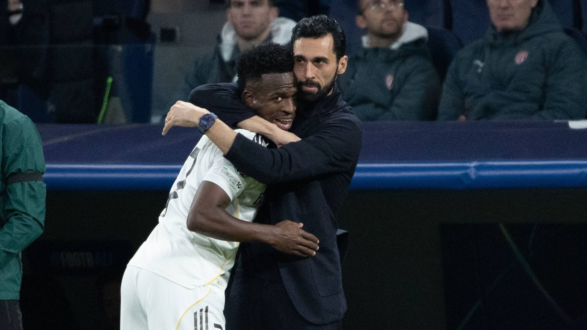 El abrazo entre Vinicius y Arbeloa