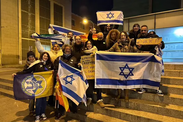Aficionados locales reciben al Maccabi Tel Aviv en Madrid y piden que el partido sea abierto al público.