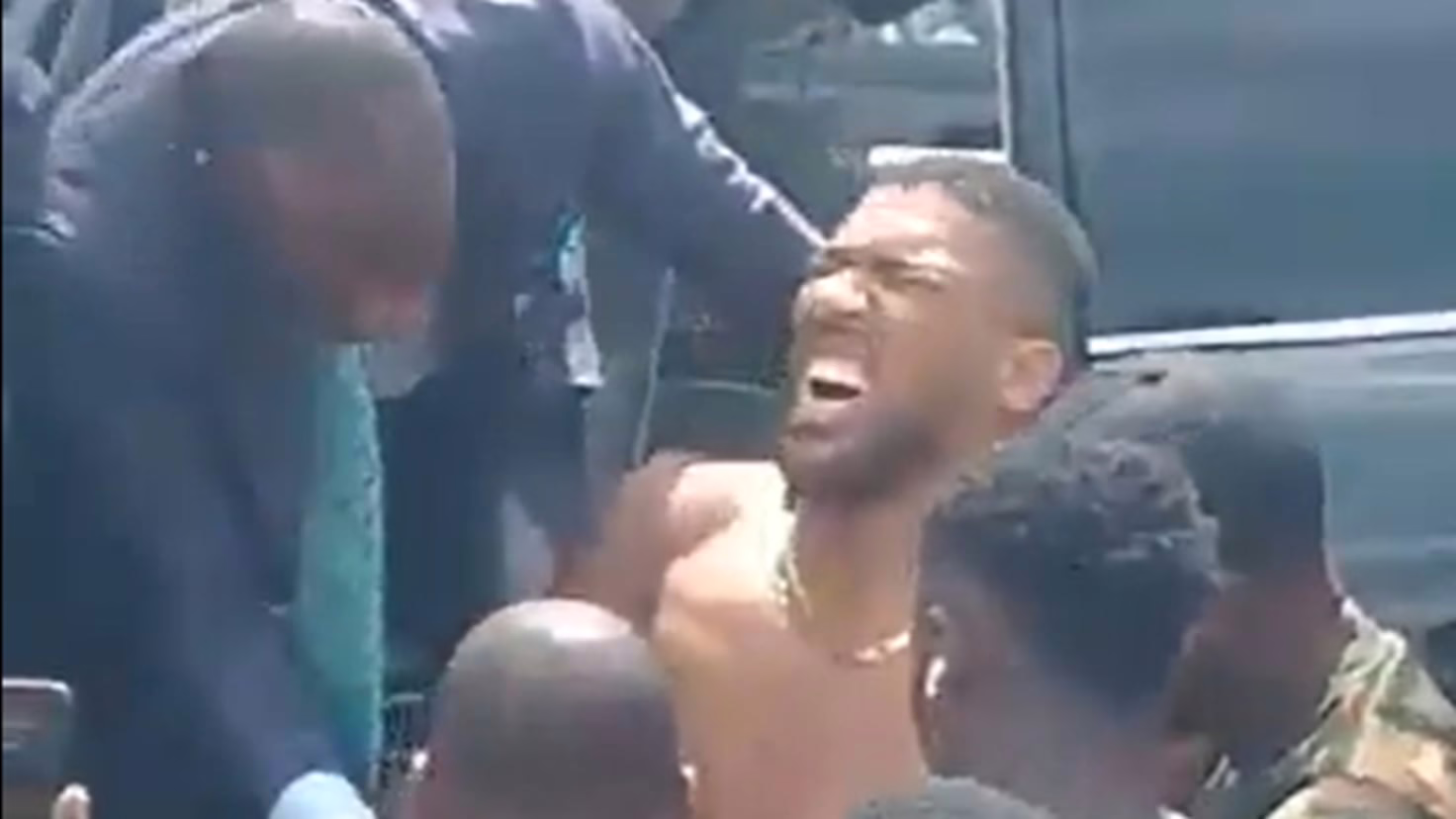 Anthony Joshua es dado de alta tras el accidente automovilístico que resultó en la muerte de dos personas.