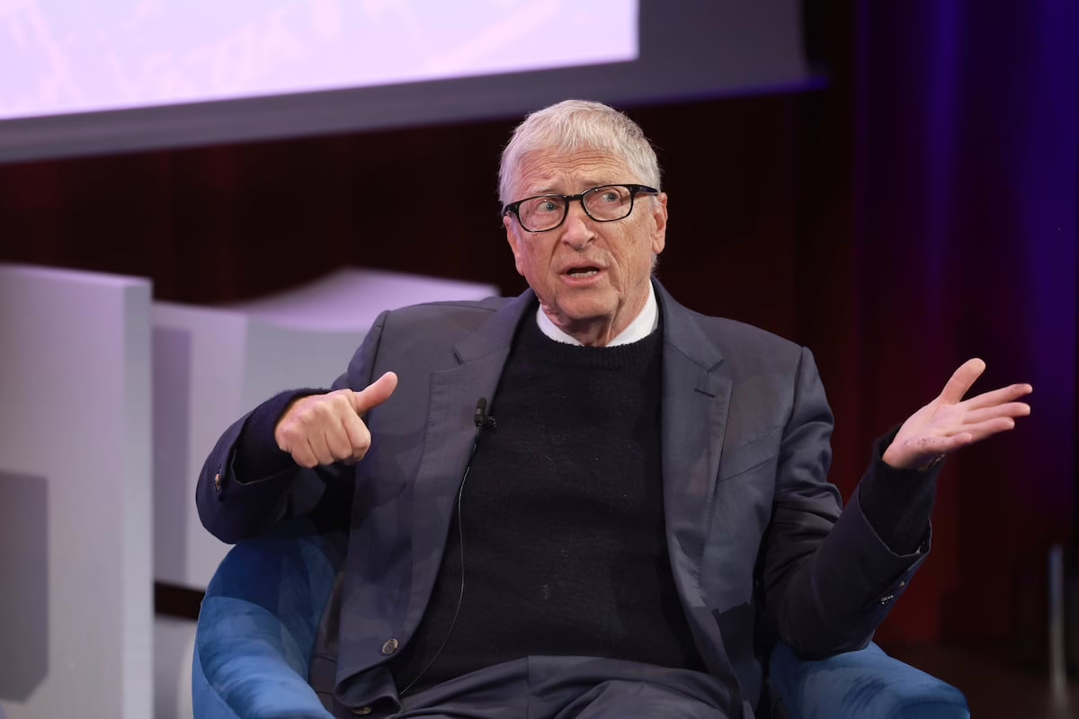 Prevenir nuevos recortes en cooperación, colaborar con la IA y fomentar el optimismo: los mensajes clave de Bill Gates en Madrid | 50 Aniversario