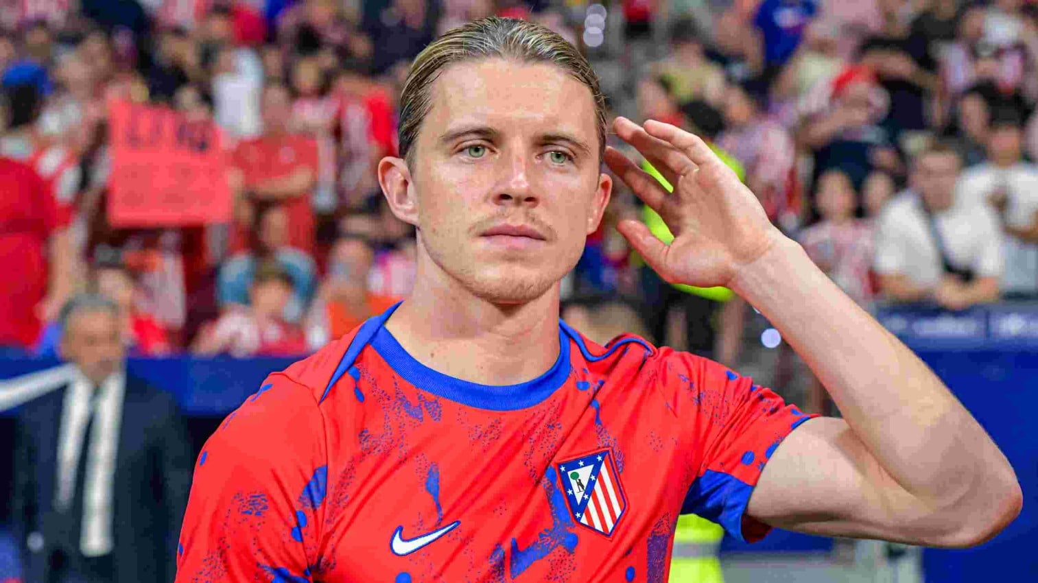 El interés del Tottenham reabre una operación marcada por la incertidumbre deportiva y el futuro del banquillo. El Tottenham Hotspur ha reactivado su interés por Conor Gallagher, un nombre que ya estuvo sobre la mesa antes de su llegada al Atlético de Madrid. La eliminación en la FA Cup ha tensionado el entorno londinense y la continuidad de Thomas Frank genera dudas estructurales. Aun así, la dirección deportiva considera prioritario reforzar el centro del campo y ve en Gallagher el perfil de energía, ritmo y liderazgo que necesita el equipo para reconectar con su afición. El Aston Villa de Unai Emery toma ventaja con un proyecto estable y un rol definido para Gallagher. El Aston Villa ha dado un paso al frente también fuera del césped. El club de Birmingham abrió conversaciones hace una semana para un traspaso definitivo, adelantándose en los tiempos. Para Gallagher, el proyecto de Unai Emery ofrece una estabilidad deportiva clara y un sistema que potencia su llegada al área, una faceta que no ha podido explotar con regularidad en Madrid. La posibilidad de sentirse pieza central del proyecto sitúa al Villa en una posición ventajosa frente a otros pretendientes. El Atlético de Madrid mantiene firmeza mientras el Mundial condiciona la decisión del jugador. Desde el Metropolitano el mensaje es inequívoco: solo se contempla una venta definitiva. El Atlético no aceptará fórmulas de cesión en este mercado. Gallagher ha participado en 27 encuentros oficiales, con dos goles y una asistencia, pero no ha terminado de consolidarse como indiscutible para Diego Simeone. Con una inversión de 33 millones de euros pendiente de amortizar, el club rojiblanco exige una oferta que permita recuperar buena parte del desembolso. En paralelo, el factor selección pesa de forma determinante. Con el Mundial de este verano en el horizonte, Gallagher sabe que necesita minutos de calidad para entrar en los planes de Thomas Tuchel. Su recuerdo reciente en el Crystal Palace y el Chelsea FC sigue muy presente en Inglaterra y regresar a la Premier se perfila como la vía más directa para asegurar su sitio con los Three Lions. Meta descripción: Conor Gallagher centra el mercado invernal entre Tottenham y Aston Villa, mientras el Atlético solo acepta venta. El Mundial condiciona su decisión.