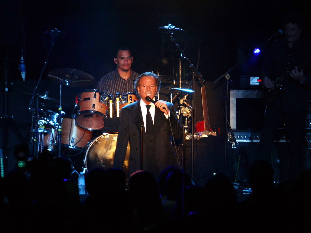 La Fiscalía de la Audiencia Nacional interrogará como testigos protegidos a dos exempleadas de Julio Iglesias | Sociedad