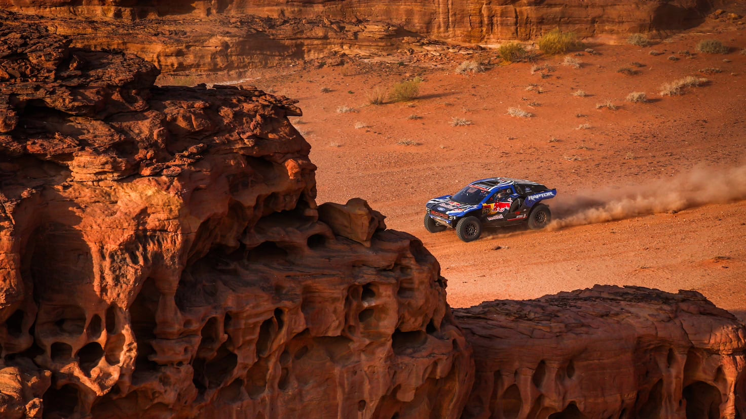 Etapa 5 del Rally Dakar 2026 en vivo hoy: Carlos Sainz y Nani Roma transmitiendo desde Arabia Saudí.