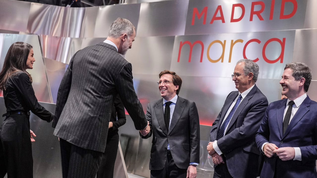 Almeida da la bienvenida a los Reyes en el espacio de Madrid en Fitur.