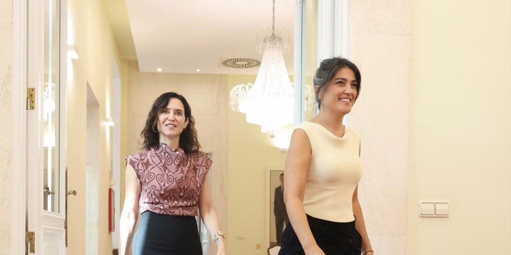 Ayuso suspenda las reuniones con la oposición debido a los «insultos personales» de PSOE y Más Madrid.