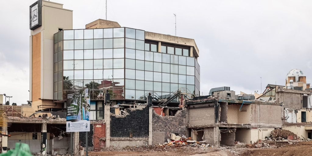 Iniciando el conteo para la nueva Ermita del Santo tras la destrucción del viejo centro comercial.