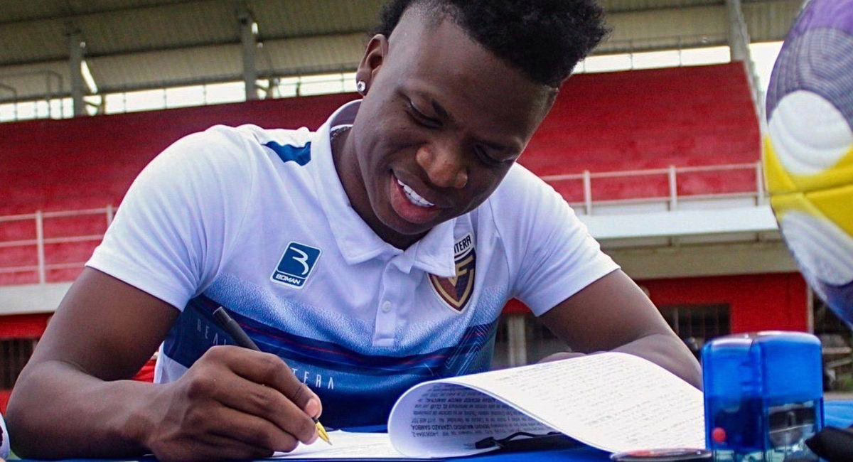 Así fue la bienvenida que le dieron al Vinicius colombiano al llegar al Real Frontera.