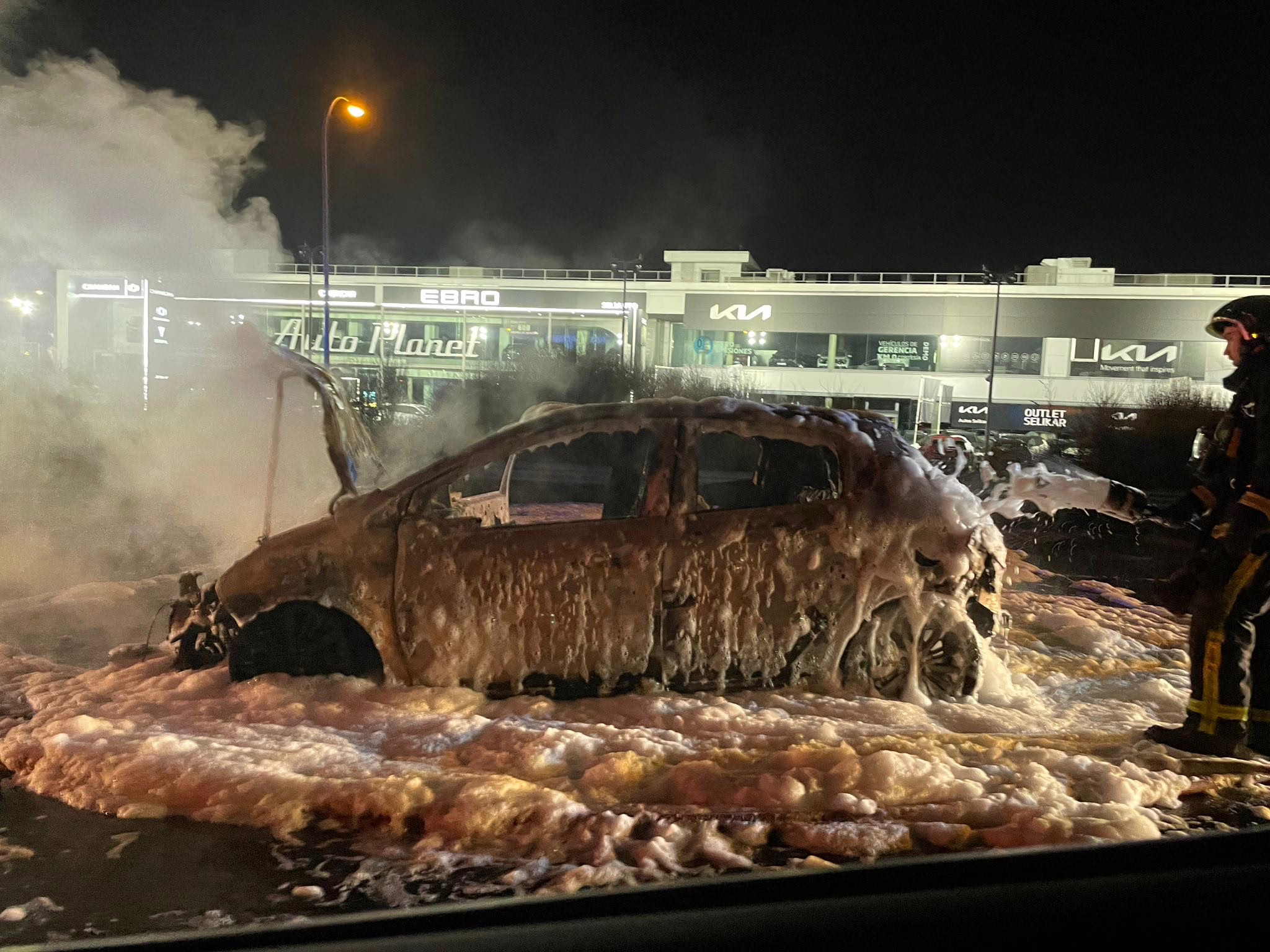 Un automóvil se incendia en la entrada de Leganés procedente de Fuenlabrada durante la celebración de Nochevieja.