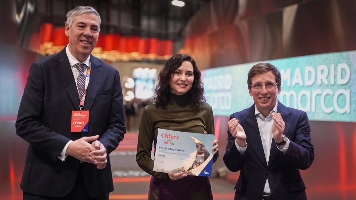 Díaz Ayuso recibe el galardón a la Comunidad de Madrid por el Mejor Estand en FITUR 2026.