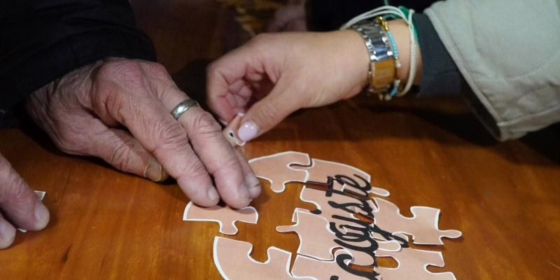 Archidiócesis de Madrid: Jóvenes celebran la Nochevieja con personas sin hogar y expresan: "Es un impulso emocional para comenzar el nuevo año".