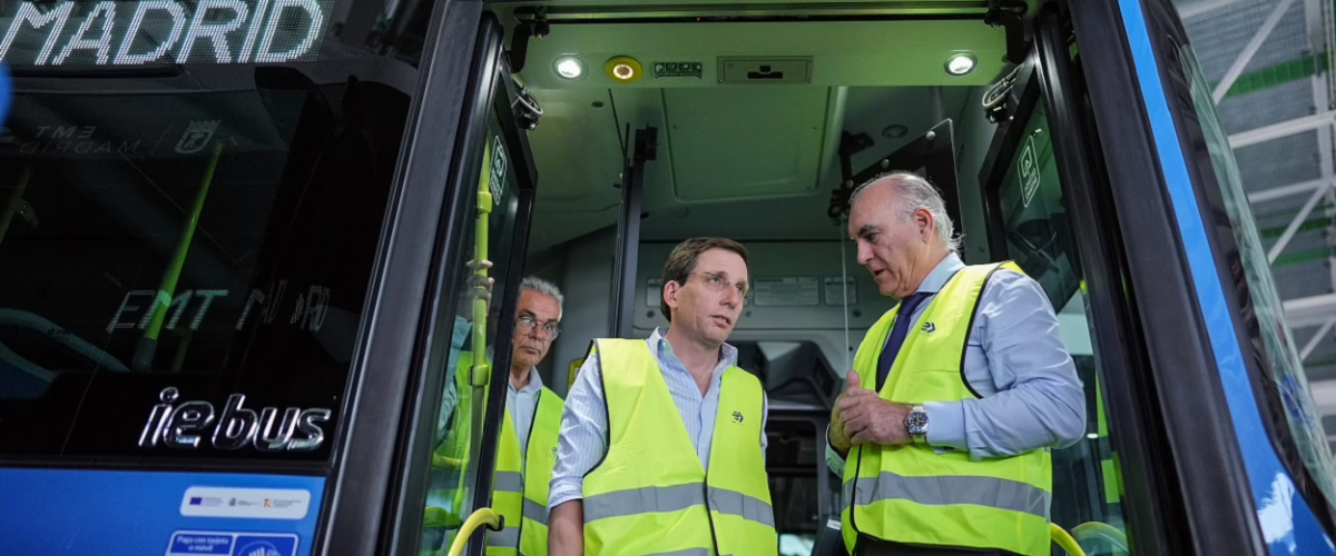 Los autobuses de la EMT de Almeida infringen la normativa al operar sin baliza: “Carecen de buena señalización”