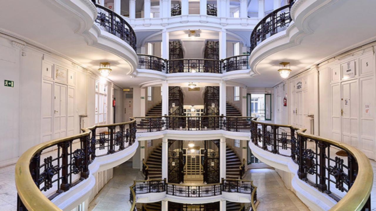 De emblemático edificio comercial centenario a lujoso hotel con 76 suites y terrazas exclusivas.