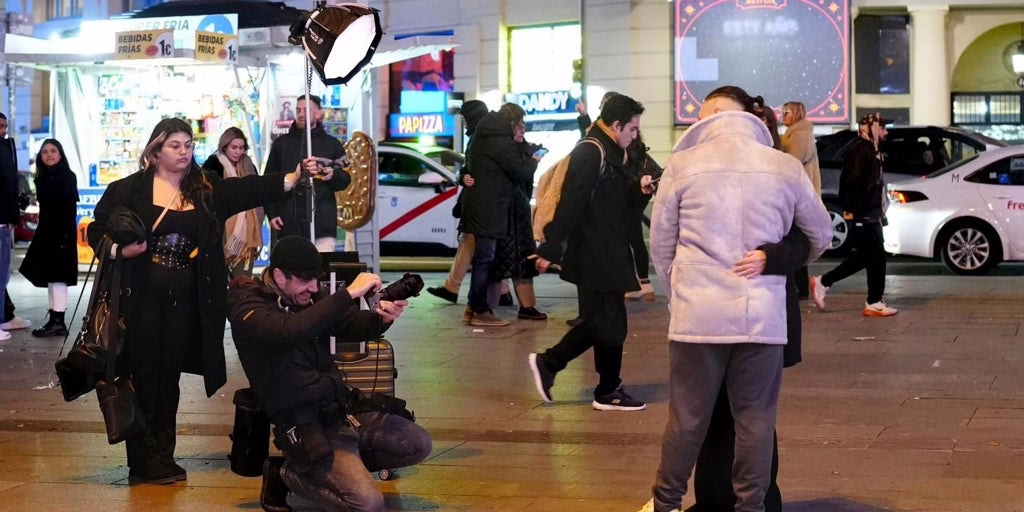 Viajeros que contratan fotógrafos para sesiones fotográficas espontáneas.