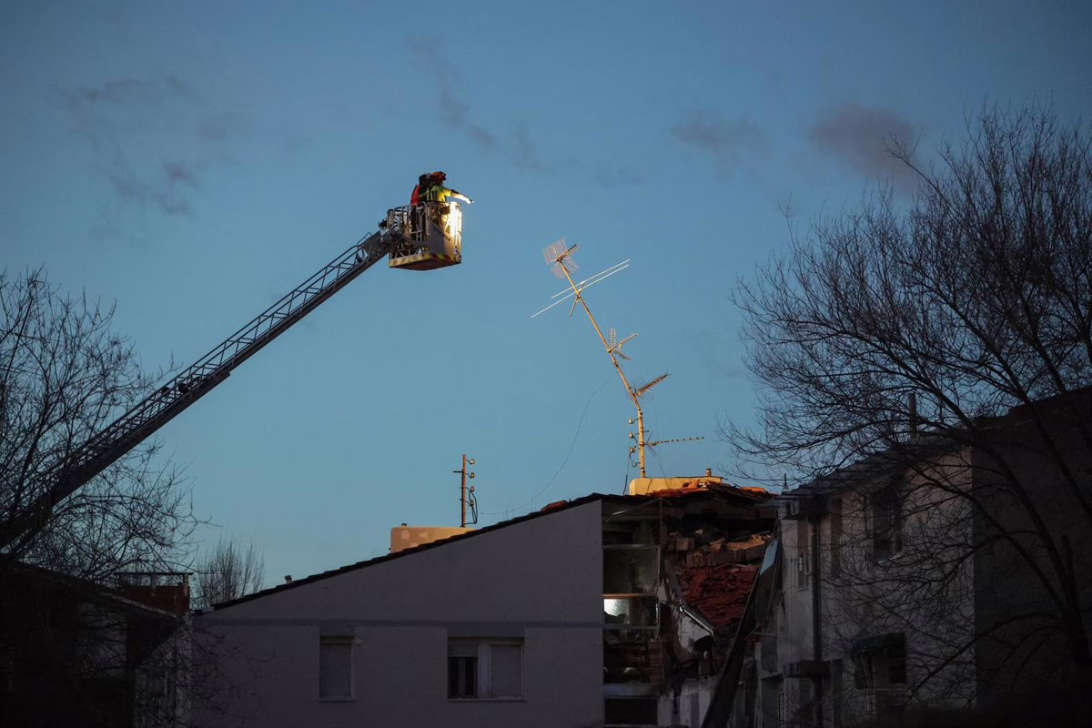 El Ayuntamiento brindará apoyo legal a los residentes de Carabanchel, quienes se organizarán en turnos para recoger sus pertenencias en medio de escombros.