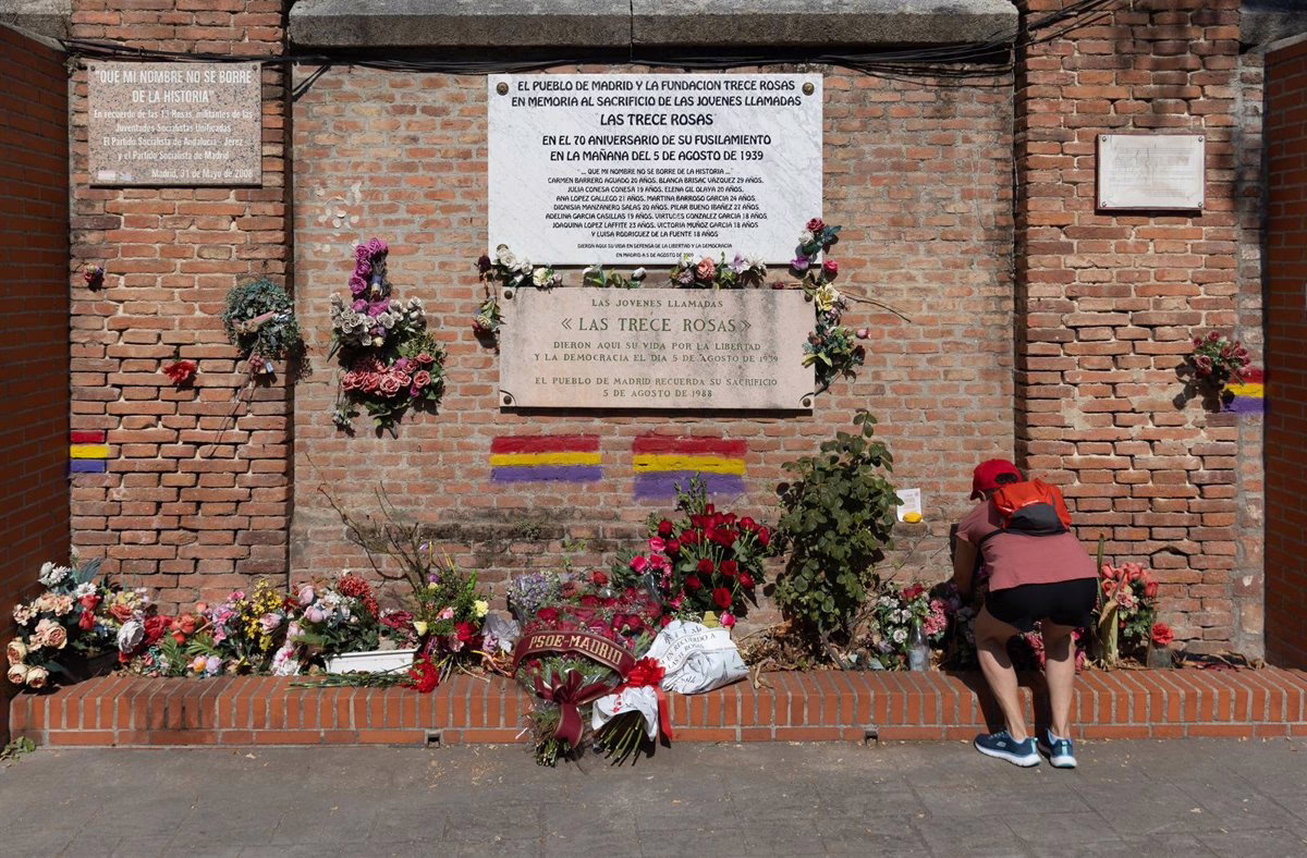 Pedro Sánchez expresa su pesar por el vandalismo en la tumba de las Trece Rosas en Madrid.