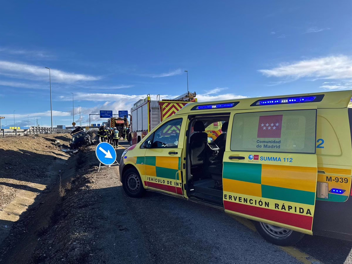 Conductora sufre lesiones graves tras volcar varias veces en la A-5 en Móstoles.