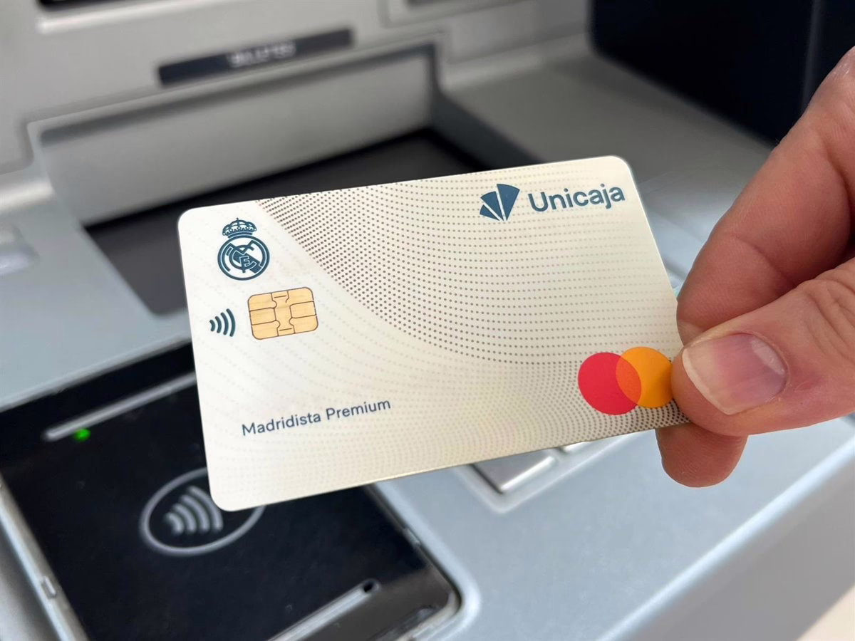 Unicaja y Real Madrid presentan una tarjeta que combina el carnet Madridista Premium y la tarjeta de débito.