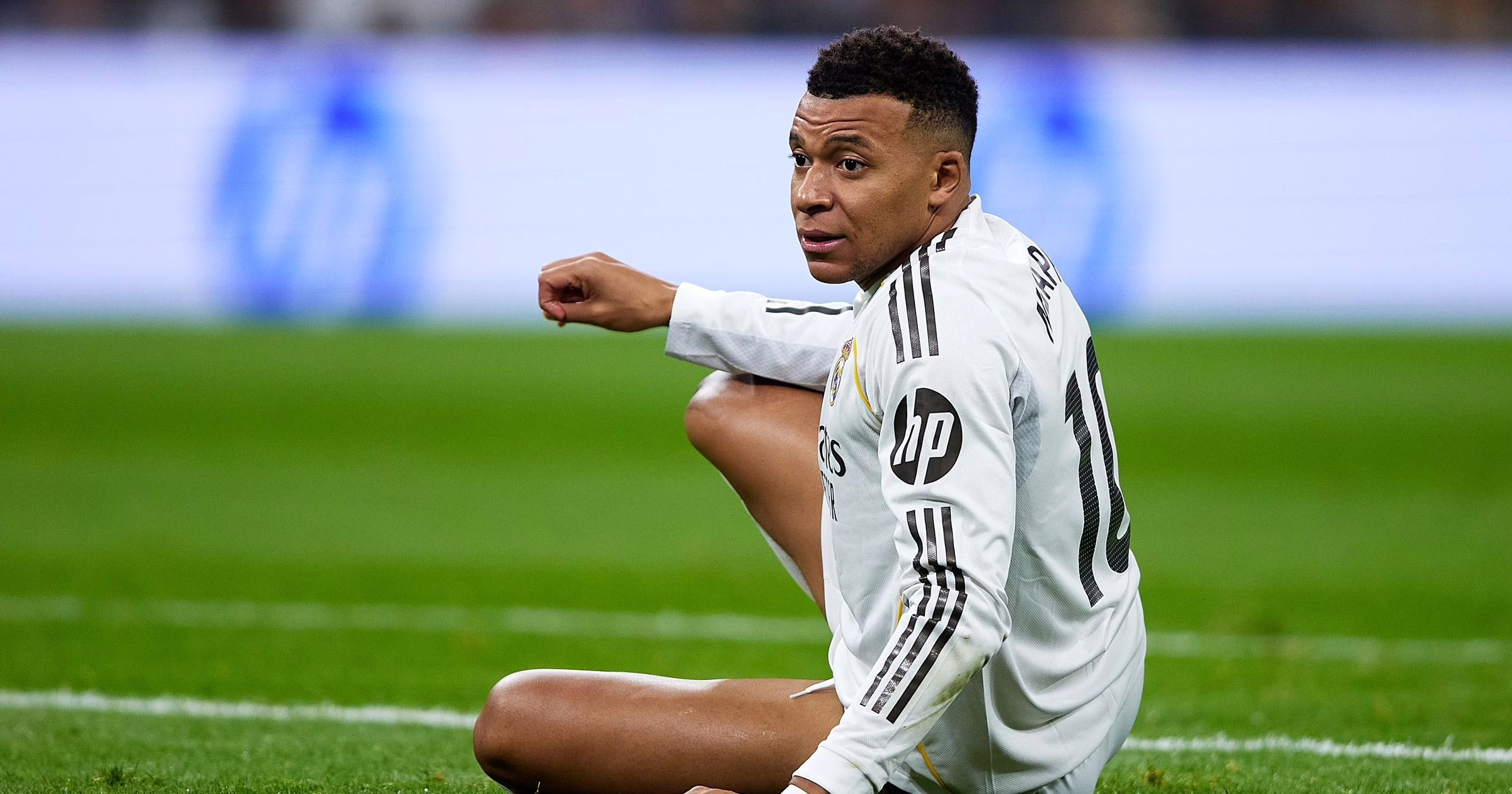 Mbappé se pierde la Supercopa de España: El Real Madrid decide no arriesgarlo debido a sus problemas en la rodilla, ausentándose del derbi y posible final.