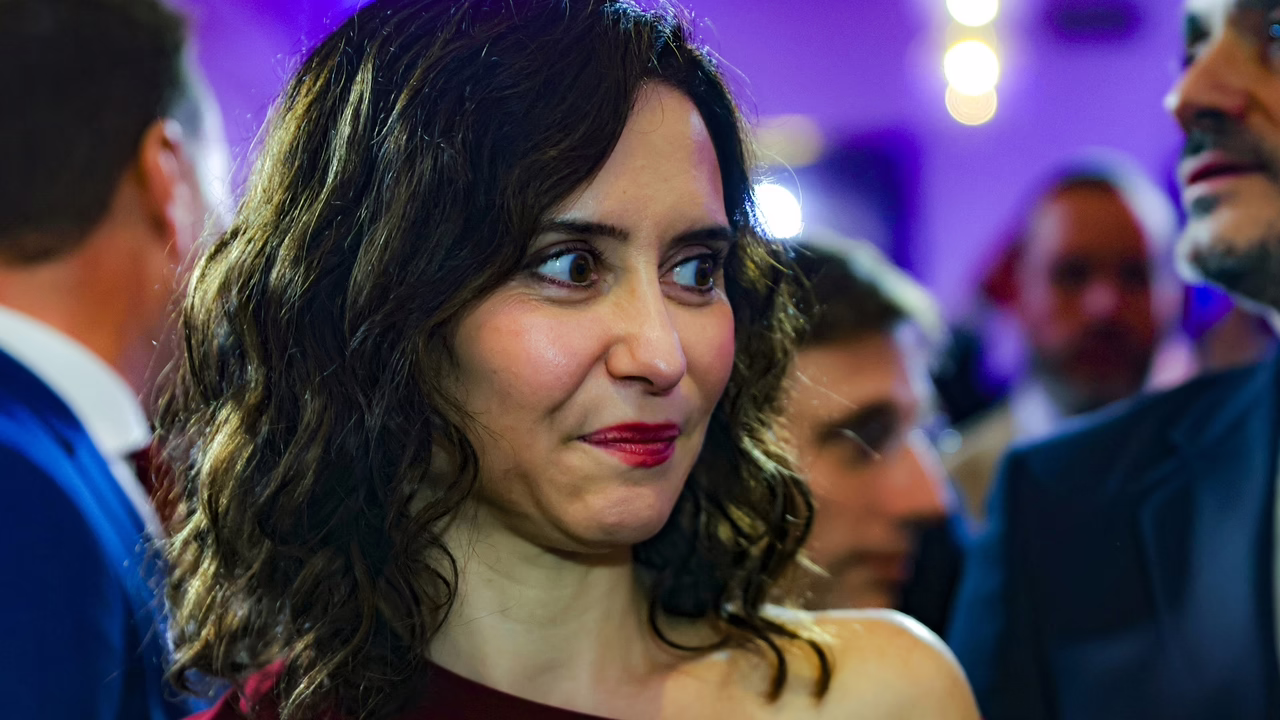 Isabel Díaz Ayuso, sorprendida bailando con su pareja y otros famosos en una celebración en Uruguay.