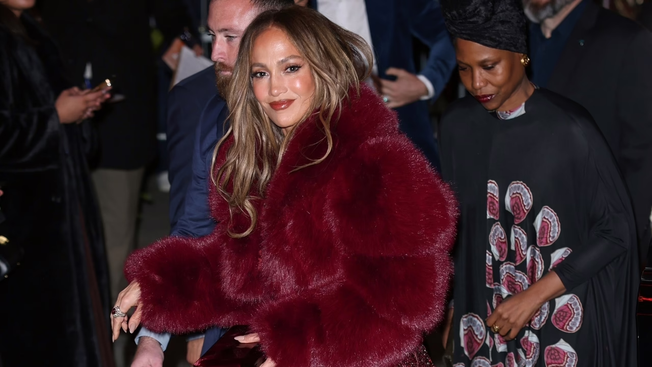 Jennifer Lopez desborda glamour antes de los Globos de Oro 2026 con un hipnótico vestido transparente.
