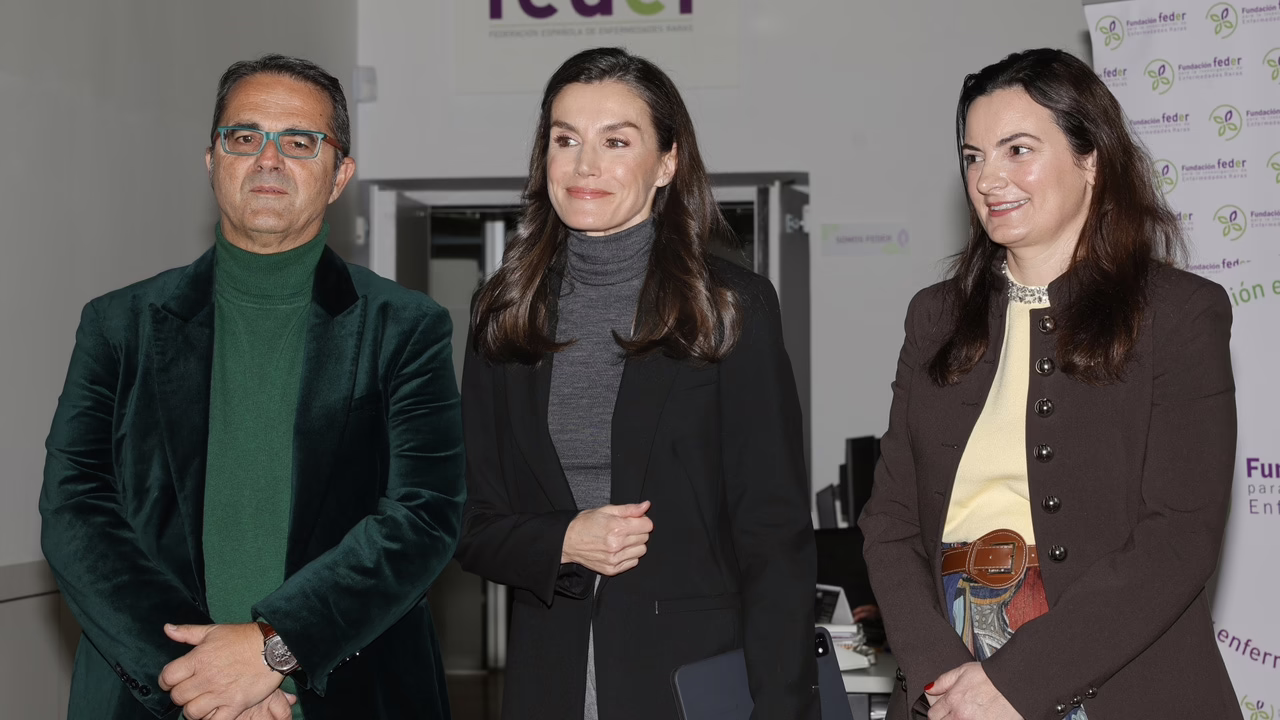 La Reina Letizia establece un estilo elegante y profesional en Madrid antes de su viaje a Córdoba.