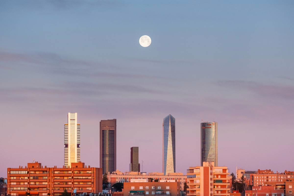 ¿Qué es la Luna de Nieve? El fenómeno que brillará en el cielo de Madrid este domingo y los mejores lugares para observarla.