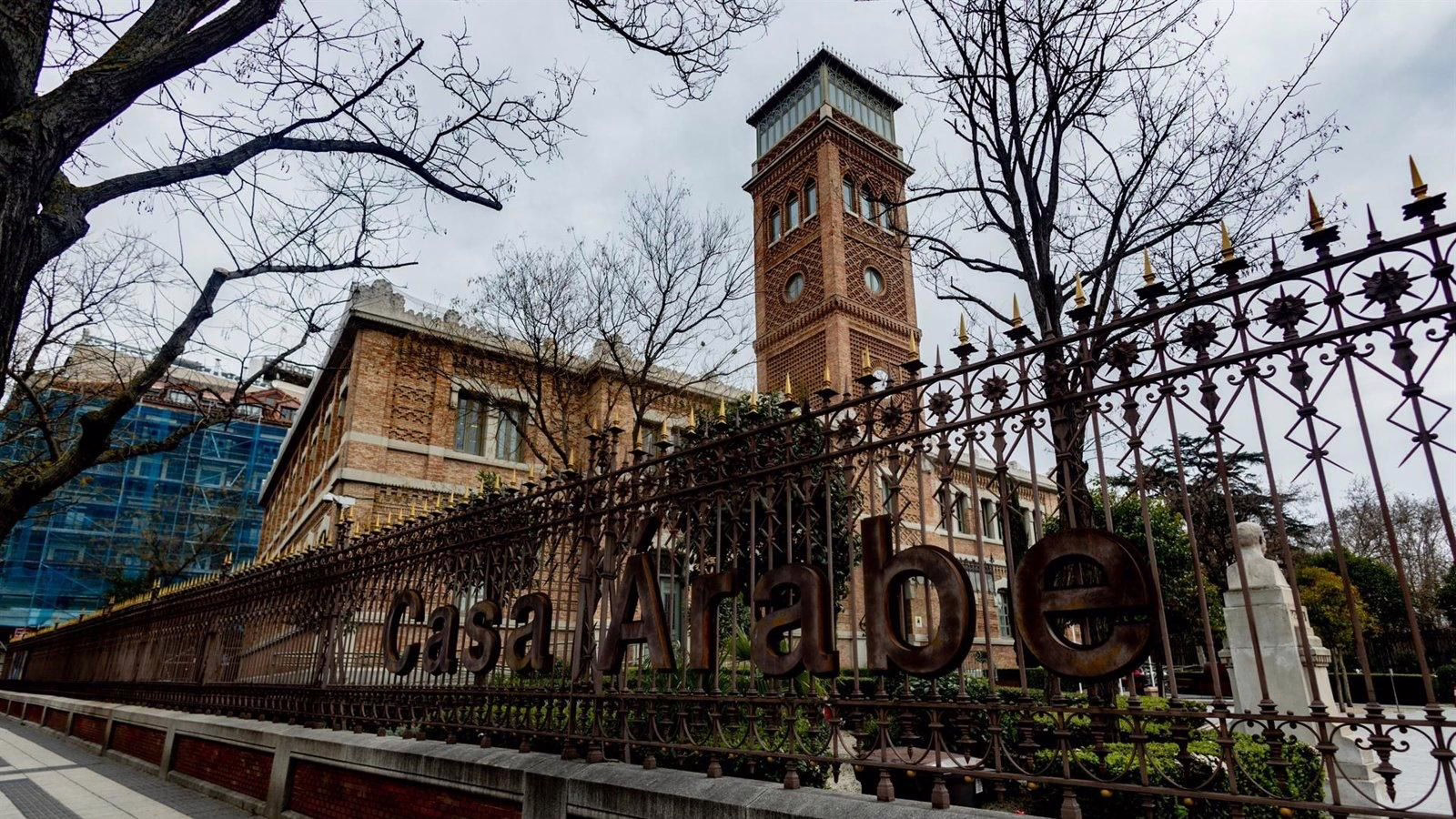 Madrid se retira de Casa Árabe por irregularidades en la gestión, según un informe financiero.