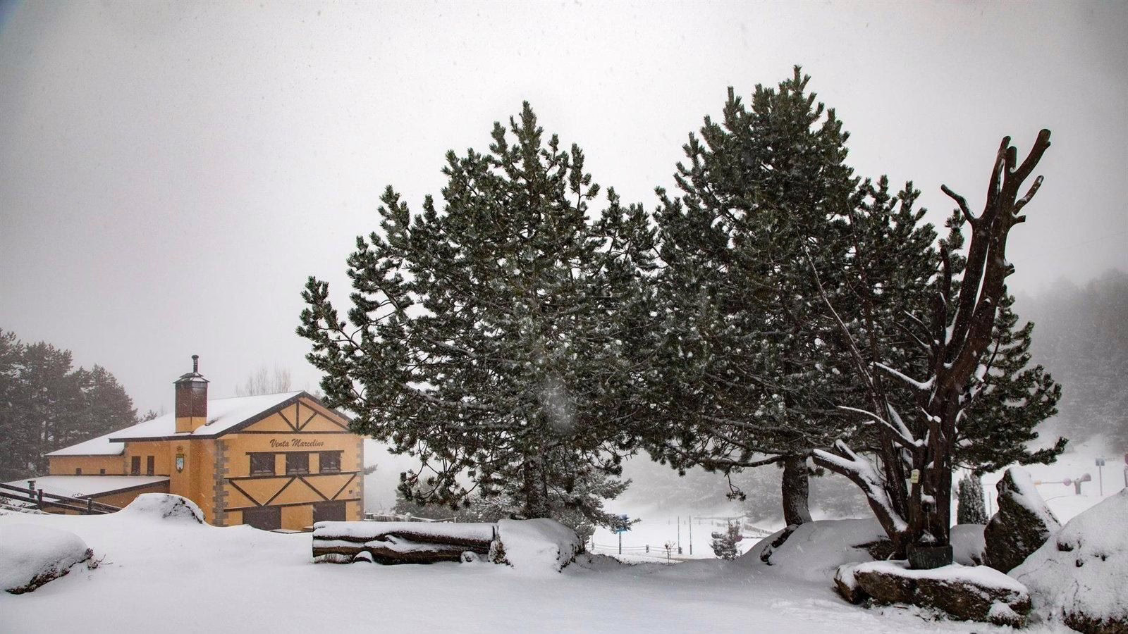 Madrid declara alerta por nieve y bajas temperaturas: acciones y consejos.