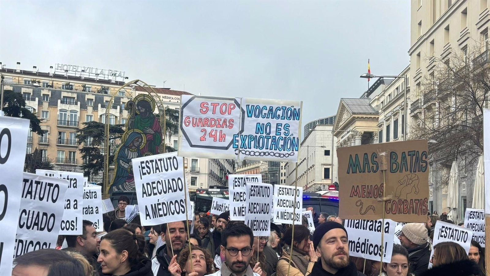 Médicos de Madrid inician una huelga indefinida debido a discrepancias en el Estatuto Marco.
