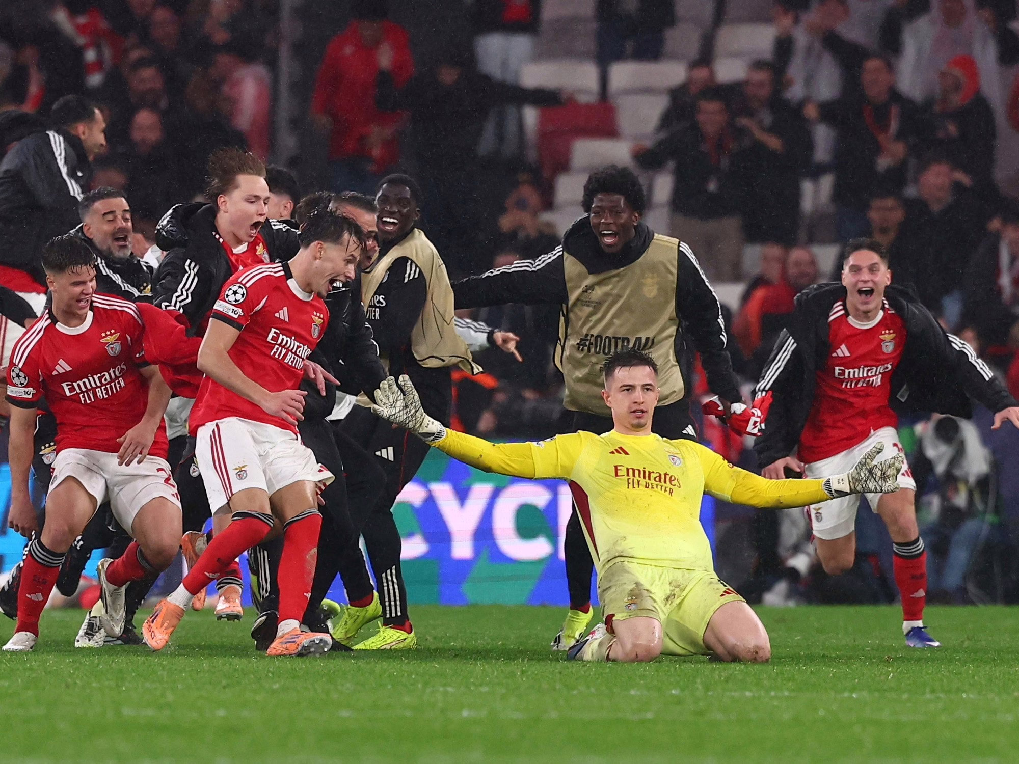 Benfica avanzó gracias a un gol del portero en el minuto 97 y dejó al Real Madrid en los playoffs.