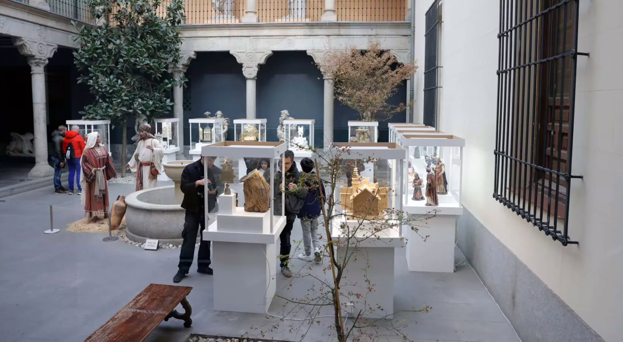 La colección privada más extensa de belenes a nivel mundial, con artefactos provenientes de más de 150 países, se exhibe en los centros culturales de Madrid.