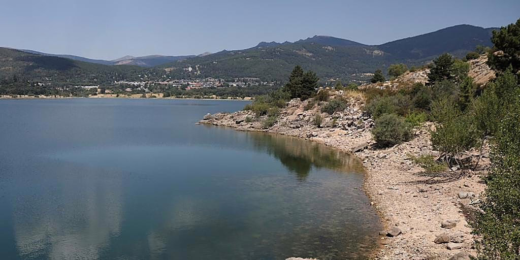 La localidad en la sierra de Madrid famosa por su cocido, accesible en transporte público.