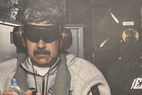Imagen de Maduro, esposado y con los ojos tapados, tras su captura por parte de EEUU, publicada por Donald Trump en sus redes sociales
