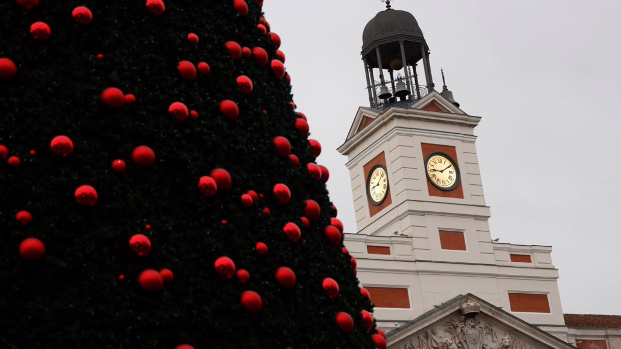 El relojero de la Puerta del Sol revela en Onda Cero el proceso de preparación del corazón de las campanadas de Nochevieja.