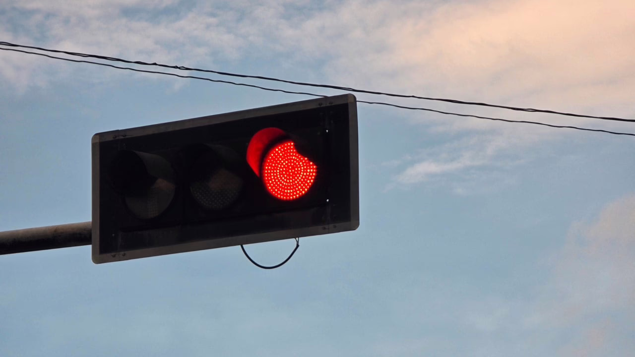 Si reúnes estas condiciones, la justicia podría reinstaurar los puntos del carnet que pierdas por pasar un semáforo en rojo.