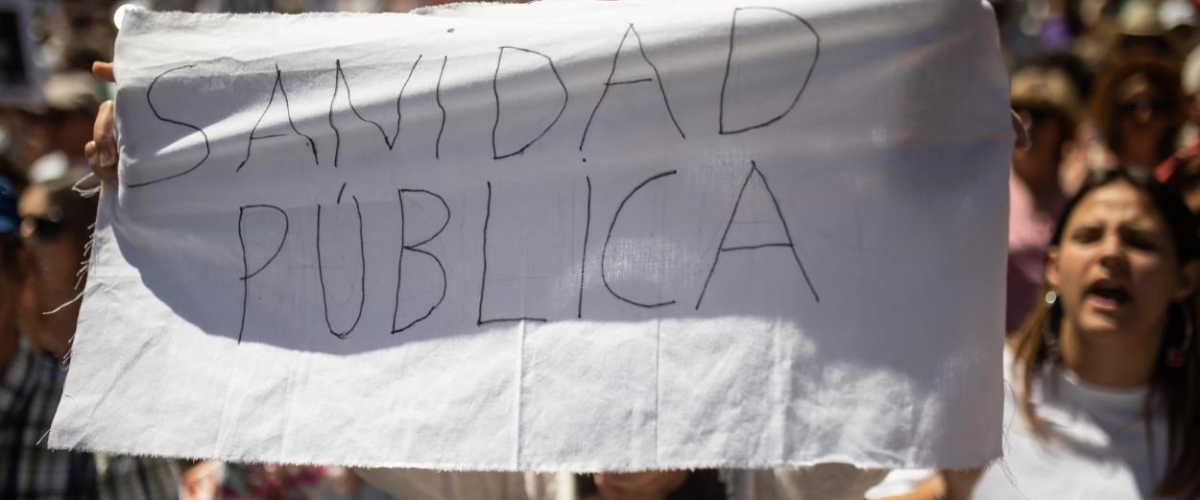 Razones por las que el personal sanitario de La Paz se declara en huelga contra Ayuso
