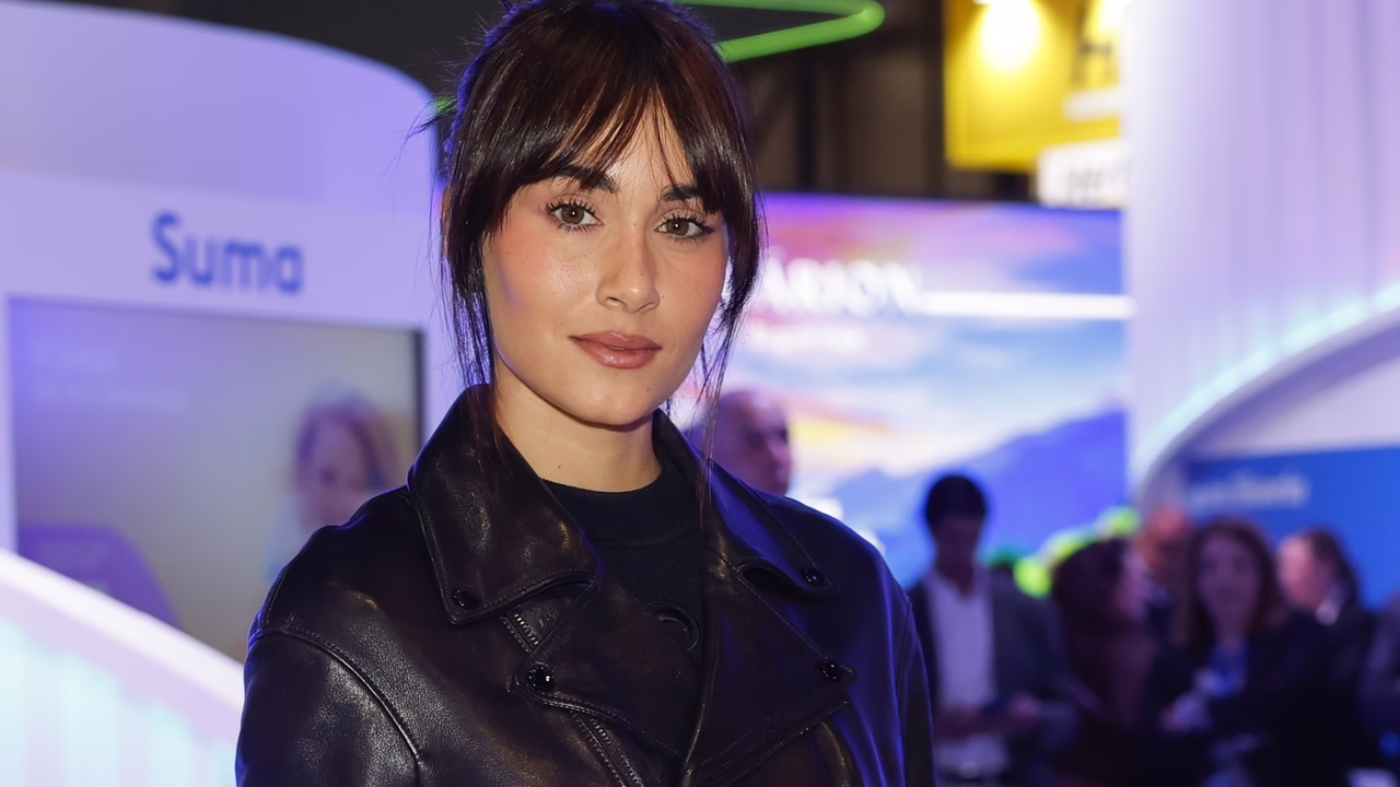 Aitana deslumbra en Madrid con el atuendo más sencillo y replicable de luto para el invierno 2026.