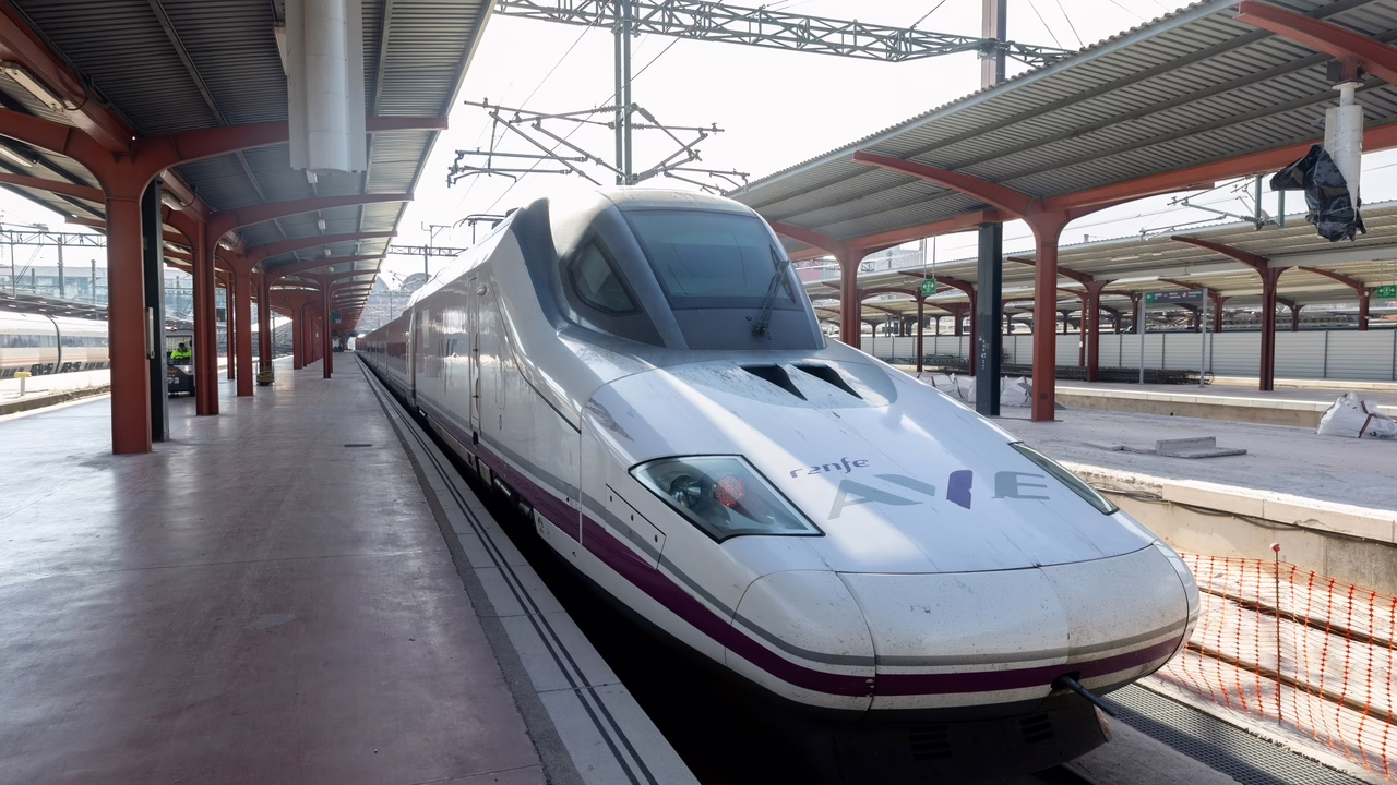Restablecido el servicio de trenes de alta velocidad en Andalucía tras solucionar la avería causada por un intento de robo de cables.