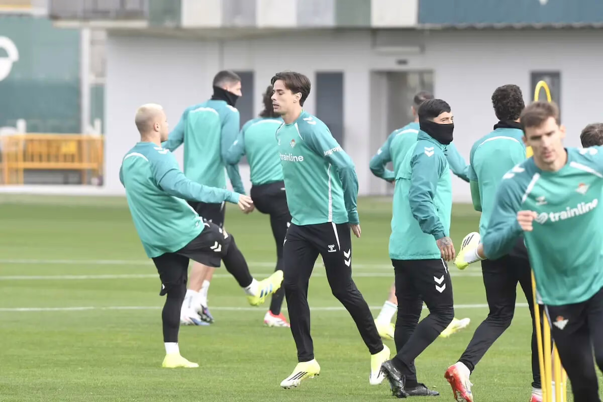 Las posibles formaciones del Oviedo contra el Betis