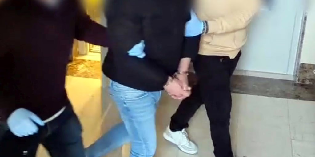 Arrestado por comercializar abusos en vivo contra su hija de 7 años a cambio de criptomonedas en un sitio web de pornografía para adultos.