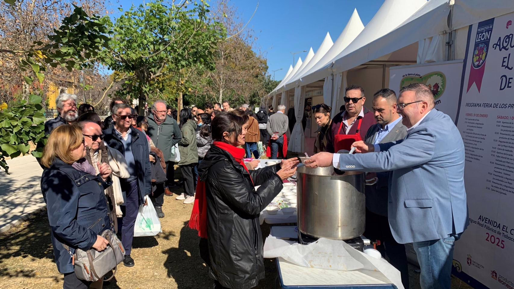 La Diputación se ausenta de los Días de León en Sevilla debido a su descontento con la ubicación, y el PP critica su "ineptitud".