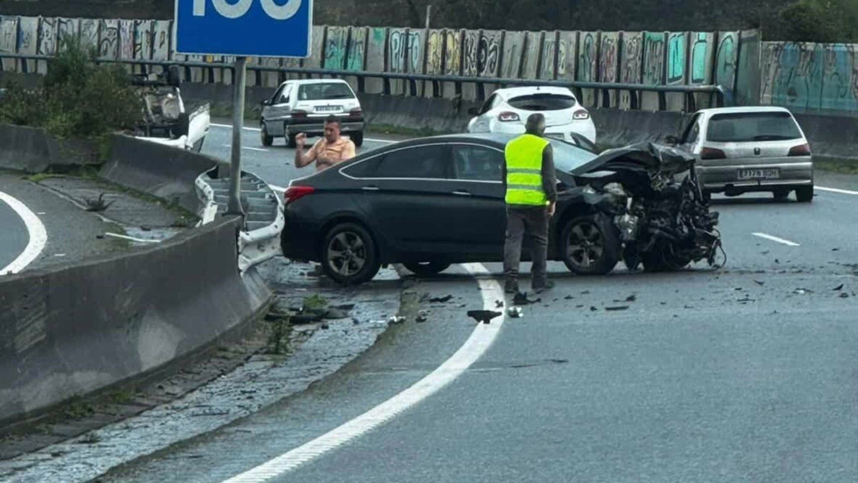 Un choque múltiple en la VG-20 de Vigo provoca un automóvil volcado, aunque no hay heridos.