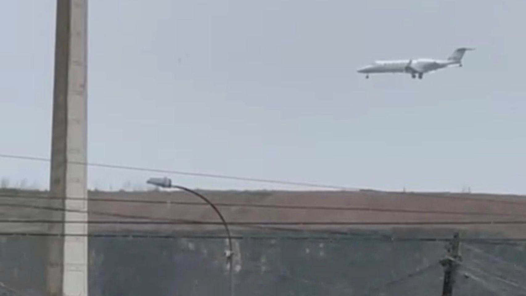 Un avión realiza un aterrizaje forzoso en el aeropuerto de A Coruña tras experimentar un problema.