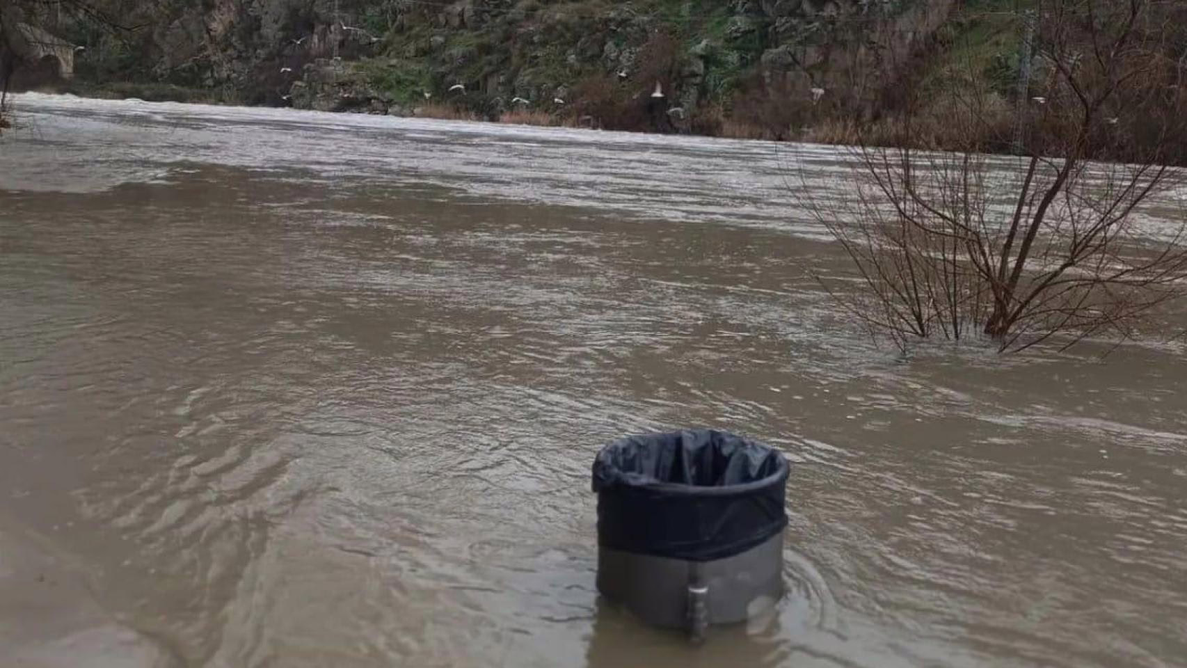 El agua inunda las papeleras y bloquea el acceso en varios tramos del sendero ecológico.