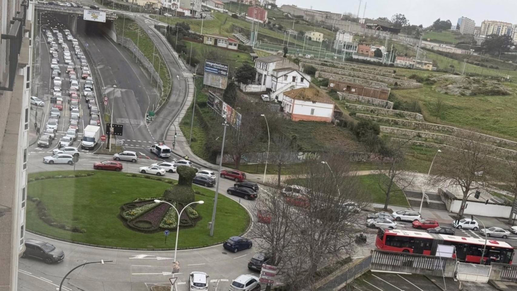 Cortada la Tercera Ronda de A Coruña en dirección a la salida debido a daños en un panel de información.