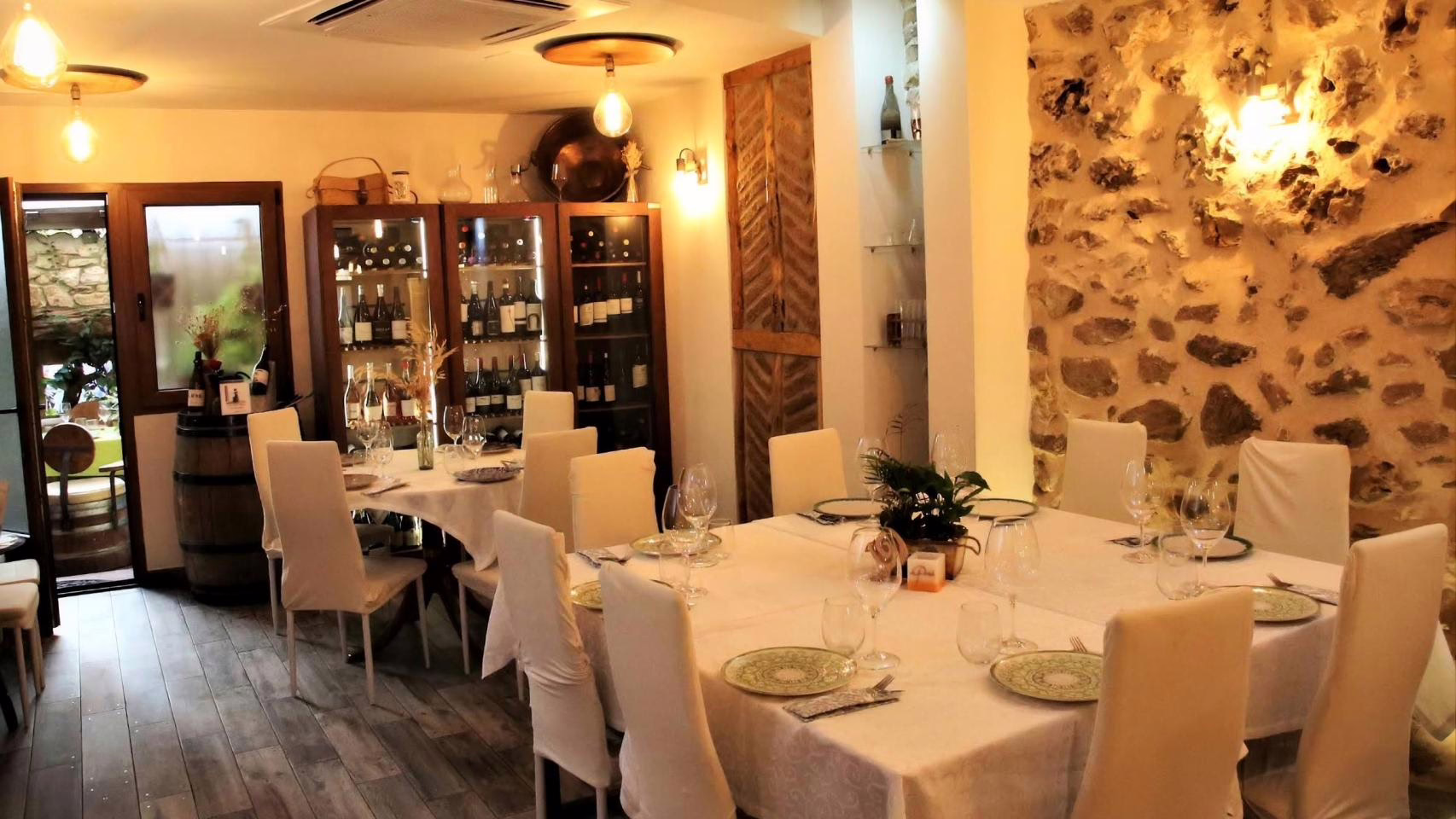 El restaurante en un pueblo a una hora de Madrid que se destaca por sus chuletillas de cochinillo: "Realmente únicas".