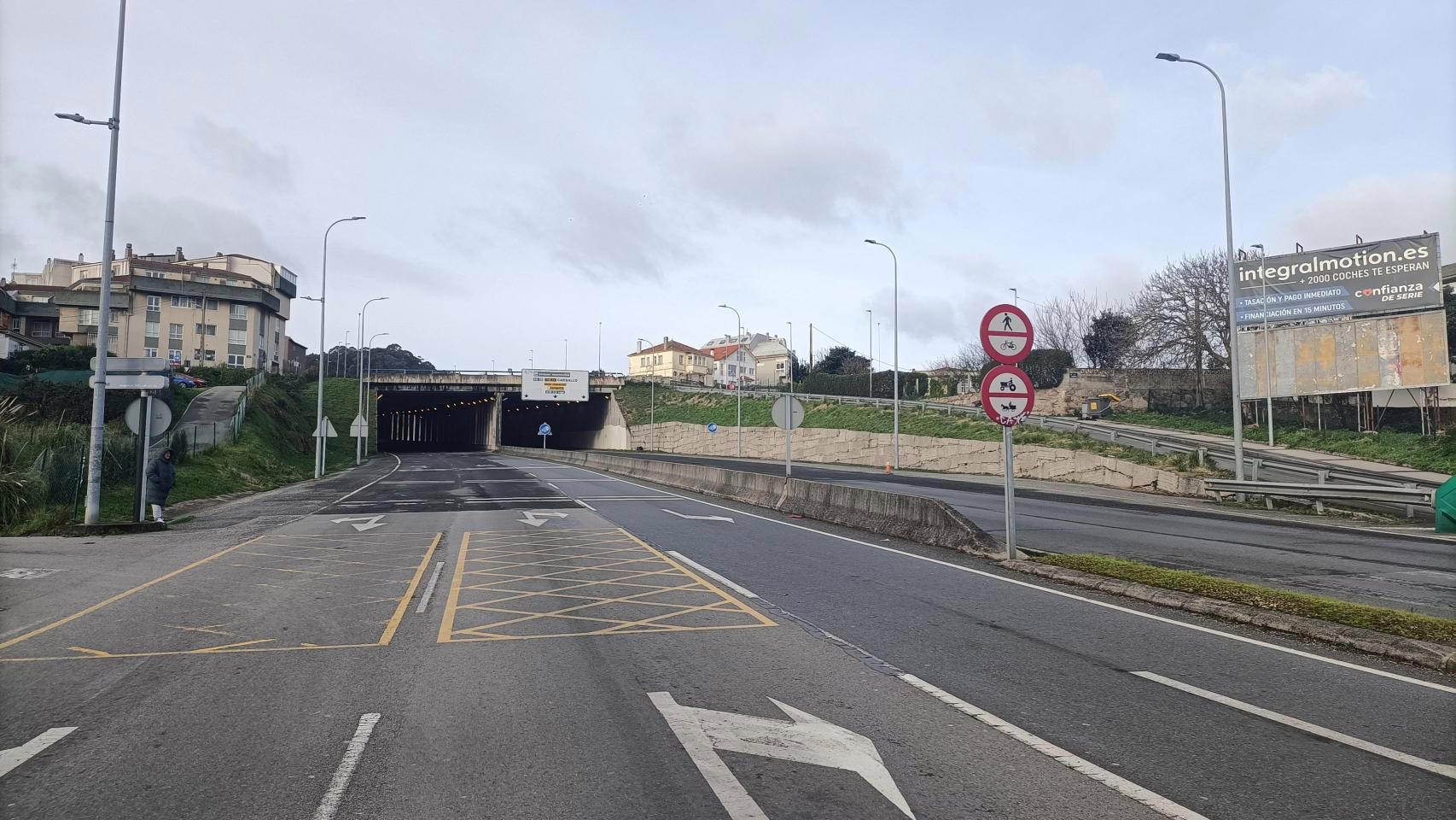 Se reabre al tráfico la Tercera Ronda de A Coruña tras quitarse el panel dañado por el viento.