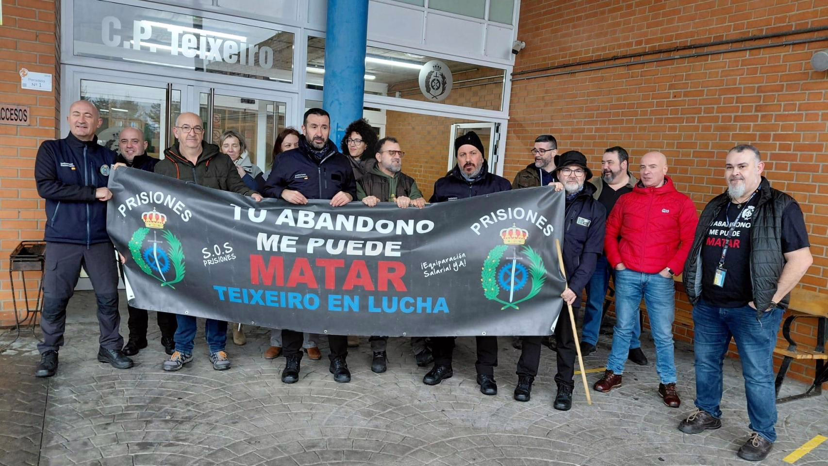 Concentración en la prisión de Teixeiro, en Curtis (A Coruña), después de la agresión a un empleado.