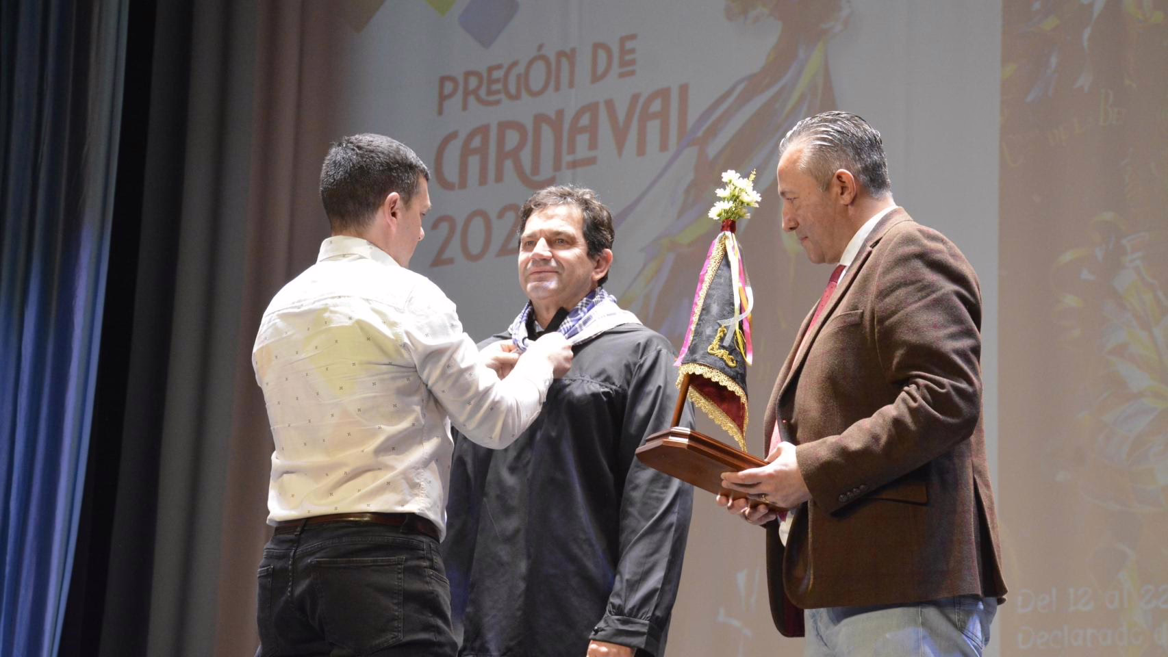 Miguel Ángel Valverde se convierte en embajador del Carnaval de Malagón y recibe el título de Abanderado de Honor 2026.