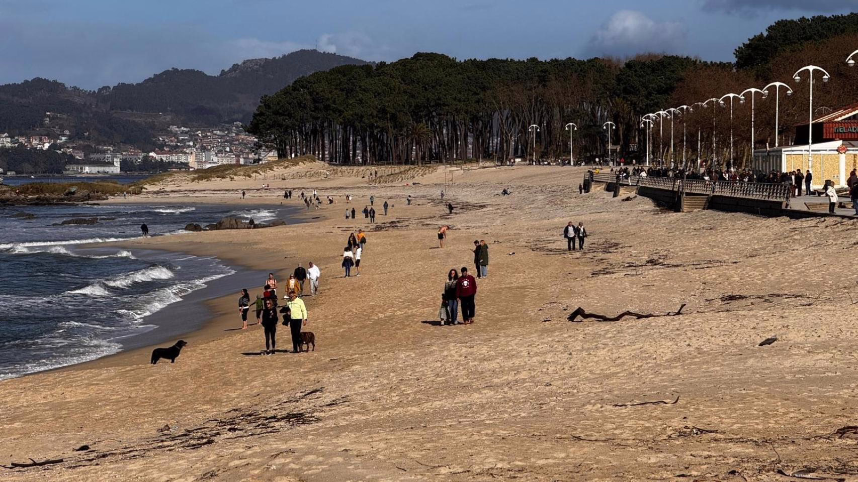 El sol vuelve a Vigo y da vida a este sábado de Carnaval y románticos.
